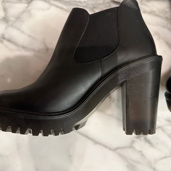 Dr. Marten Heeled Chelsea boot - Picture 3 of 3